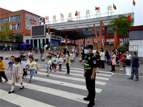 开学第一天 前锋公安站好“护学岗”