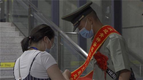 青神县：暖心专车迎接退伍老兵光荣返乡