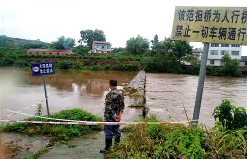 鸣钟镇全力应对强降雨