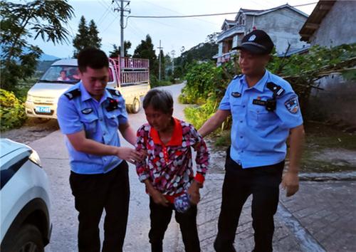  华蓥市：老人出门散步不慎迷路  民警及时救助归家