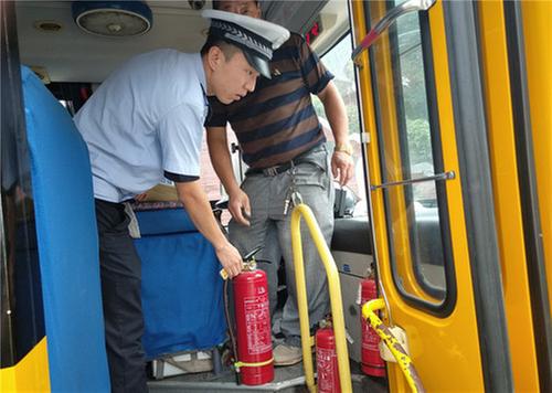 开学季 邻水交警查验校车保安全