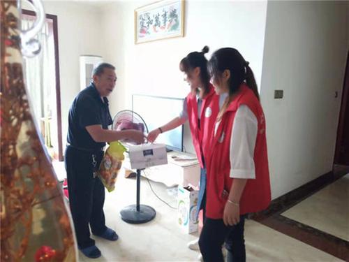 仁寿县怀仁街道蜂蜜社区：网格员服务老人从点滴做起