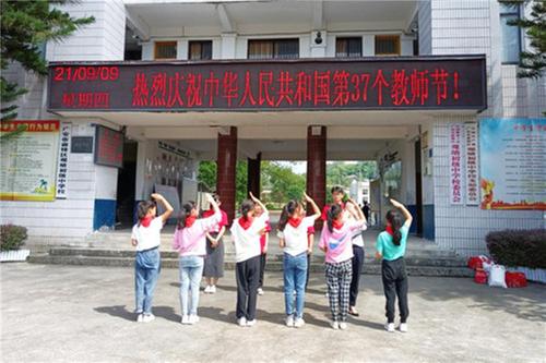 共青团广安市委领导一行慰问江苏师大研究生支教团