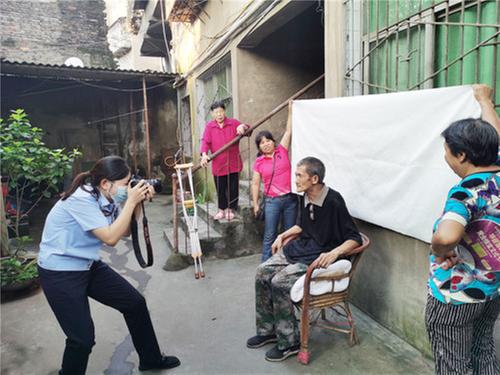 身份证照上门拍  华蓥民警温暖送到家