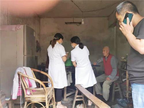 奎阁街道送疫苗入户便民更温馨