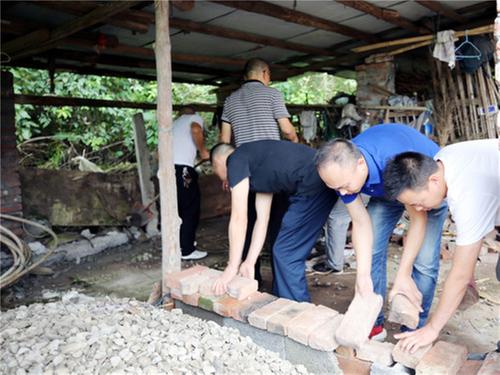 广安经开税务开展“心系桑榆 情暖中秋”关爱空巢老人活动