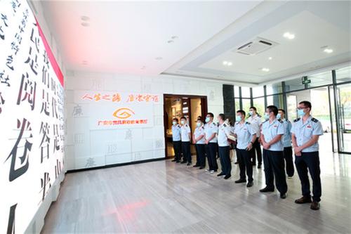 广安经开税务组织参观广安市廉政教育展厅