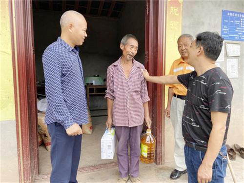 蓬安县科协干部职工对贫困群众开展帮扶活动