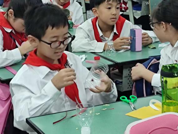 成都市全国科普日彭州主场活动送劳动教育知识进校园