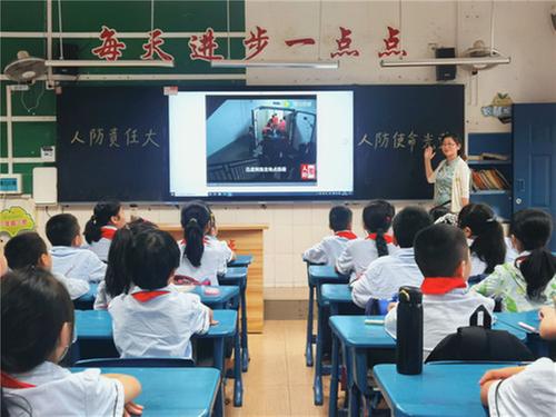 彭山二小开展“9.18”人防应急疏散演练