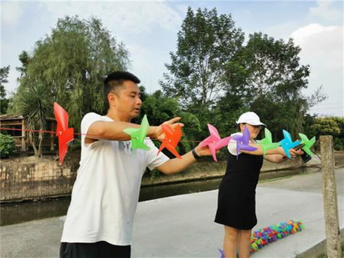 青神县：村民扮靓乡村迎国庆