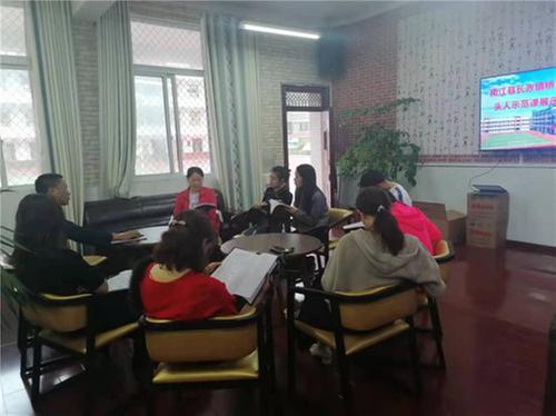 长赤镇桥梁小学举行学科带头人示范课展示活动