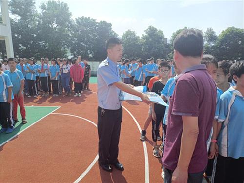 邻水县交警到合流镇中心小学开展宣传教育