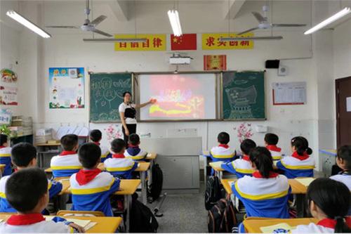 巴州区第十二小学开展“祖国在我心中”主题班会活动