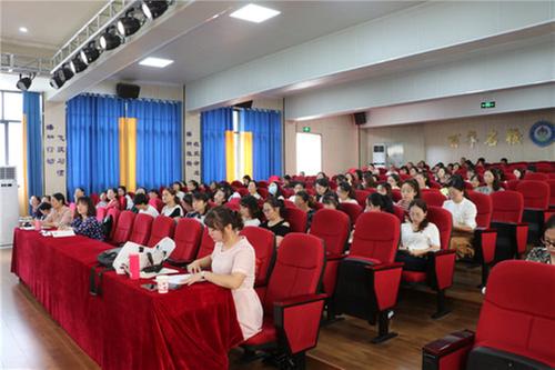 彭山一小：名师送教 引领成长