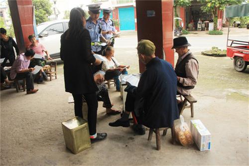 邻水县交警联合志愿者走进农村开展交通安全宣传活动