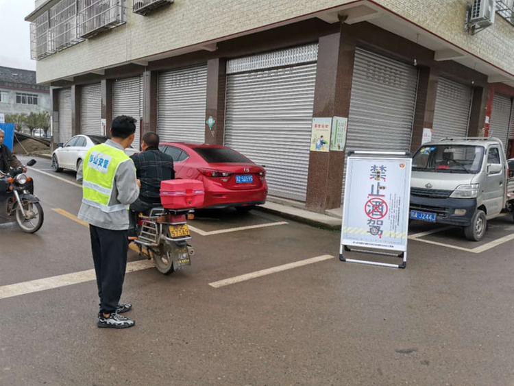 公义镇保胜场社区开展交通文明劝导活动