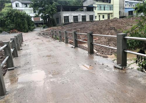 庆华镇：修复桥面护栏 守护村民出行安全