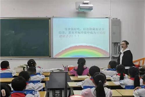 巴州区第十一小学校开展“关爱健康 拒绝零食”主题班会活动