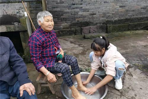 观塘初中开展重阳节爱老敬老活动