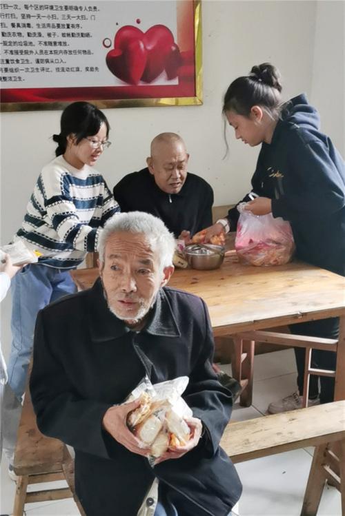 街子镇开展重阳节慰问敬老院活动