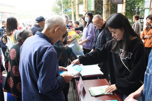 华蓥市多部门联合开展全国科普宣传日集中宣传活动