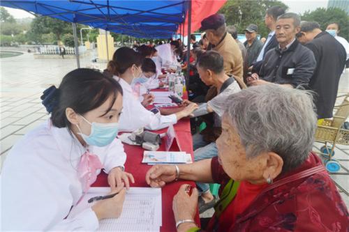 四川大学华西广安医院：关爱老年  情暖重阳