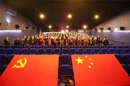 致敬英雄！丹棱县组织开展“致峥嵘岁月 敬参战老兵”——《长津湖》观影活动