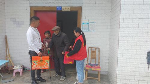 公义镇农乐村：爱在重阳 情暖退役军人