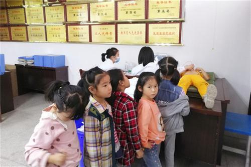 广安市人民医院到代市实验学校开展先天性心脏病筛查义诊活动