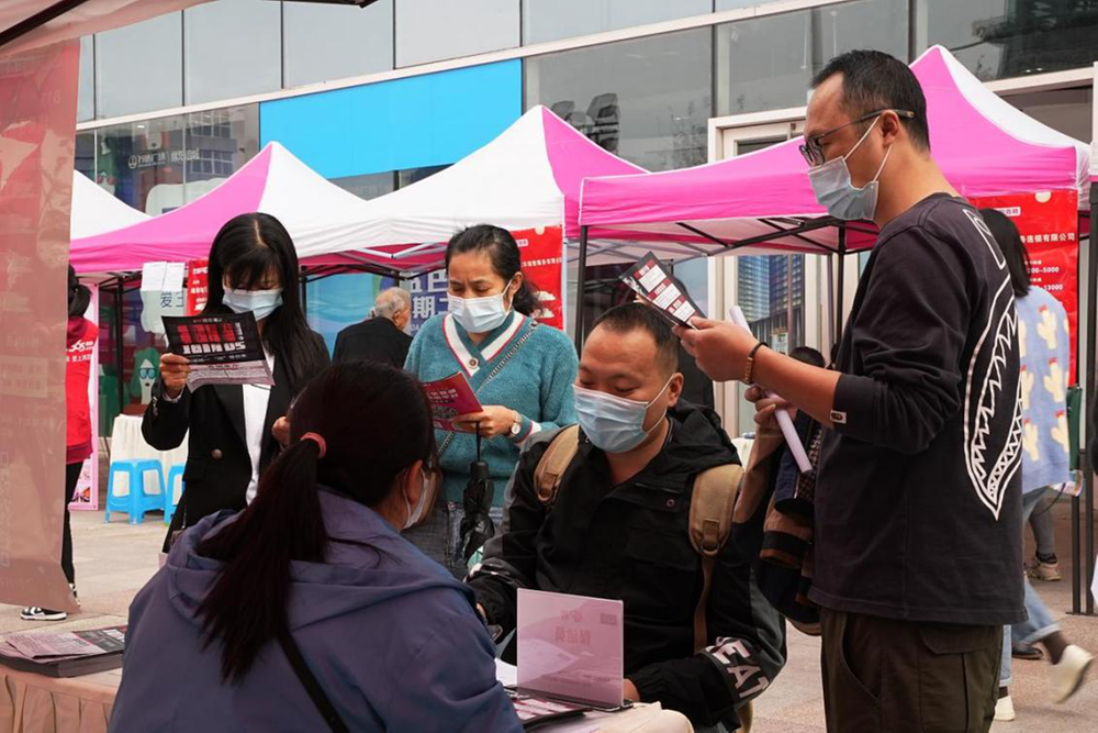 绵阳市涪城区政企携手招贤纳士——开通“金秋十月职通车”