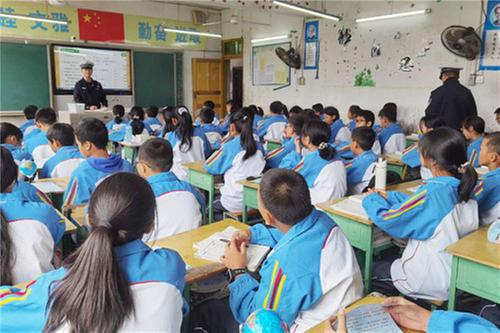 邻水县：交警进校园  面对面宣讲交通法规