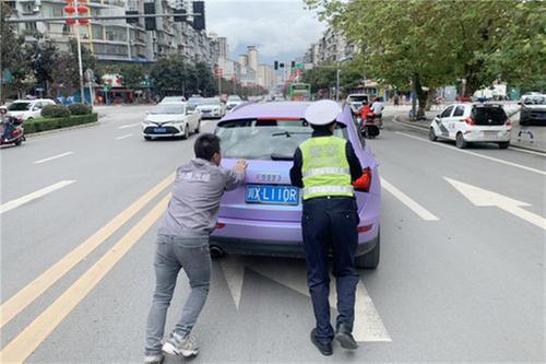邻水县：车辆抛锚路中间 交警帮忙受称赞