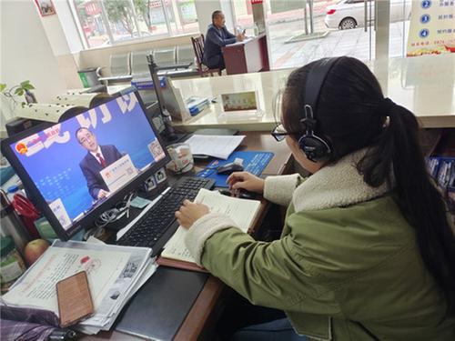 新桥街道组织干部职工收看市民政局负责人做客广安市人民政府在线访谈节目