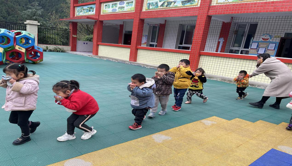 南江县公山镇小学附属幼儿园开展消防安全演习活动
