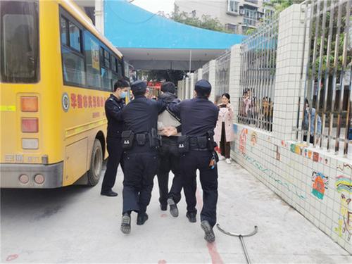 华蓥市庆华派出所开展校园反恐防暴应急演练