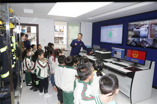 广安区：“萌娃”进红门  过把“消防瘾”