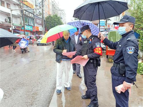 华蓥市：共创文明城市 特警在行动