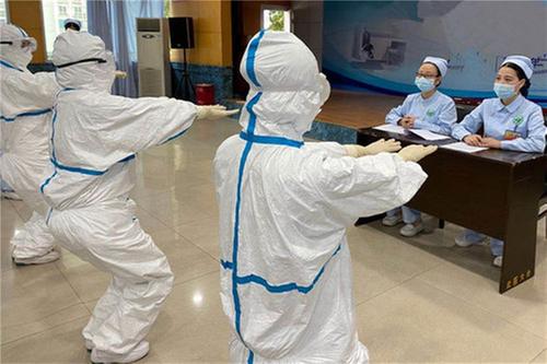 武胜县人民医院开展核酸采样及穿脱防护服技能考核