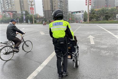 华蓥市特警护送残疾老人过马路