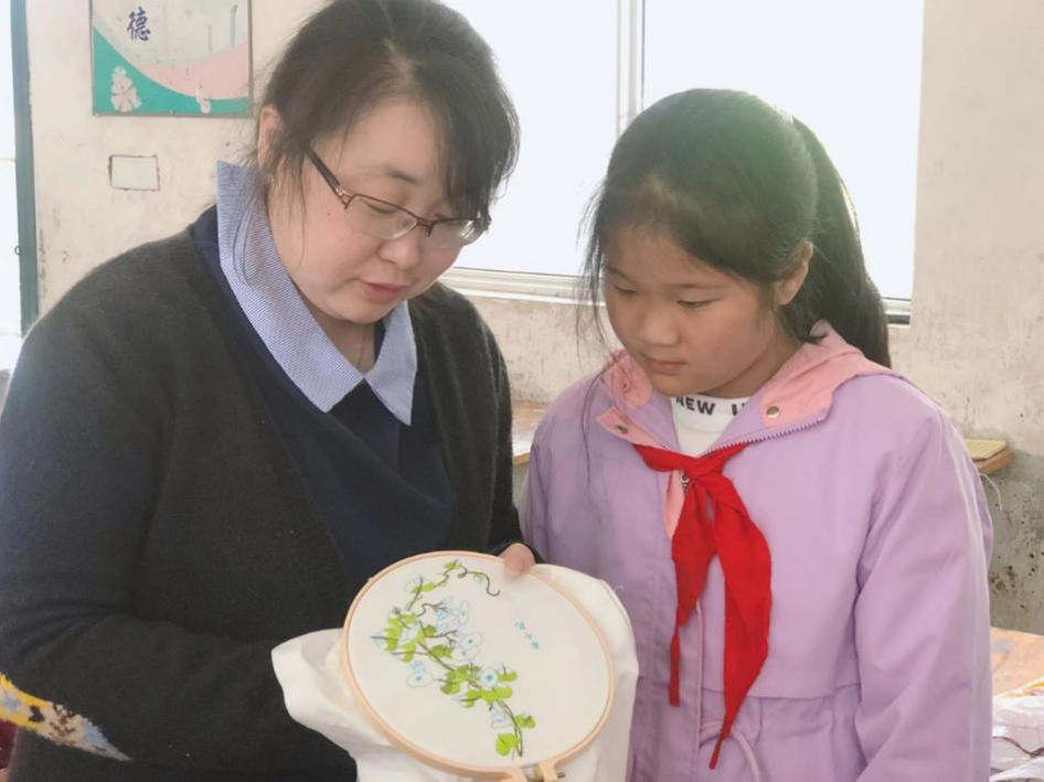 南江县大河校外辅导活动站成立刺绣社团