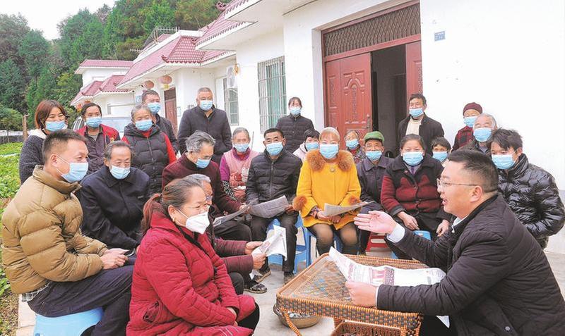 坝坝会上宣讲全会精神