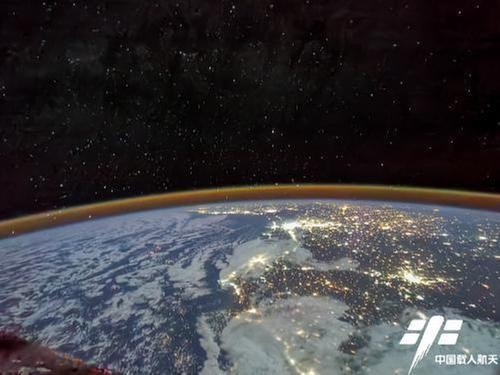 航天员拍到的地球外层发光边界是什么
