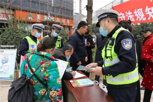 眉山天府交警举行“全国交通安全日”主题宣传活动