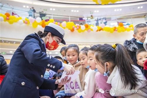 仁寿交警开展122全国交通安全日宣传活动