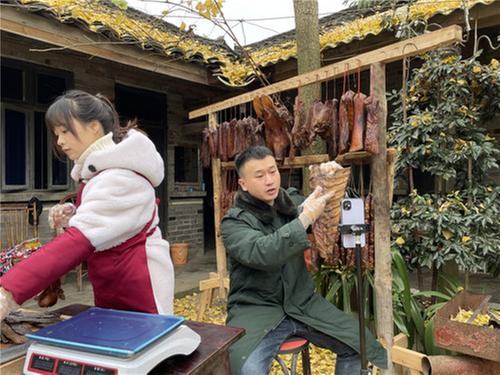 青神：90后退役军人“直播” 为家乡腊味“代言”