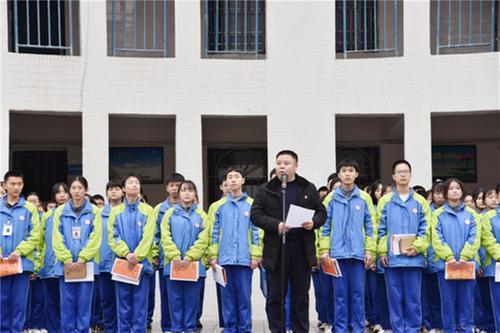 仁寿县坝达初中举行纪念“一二·九”运动暨新团员入团宣誓仪式