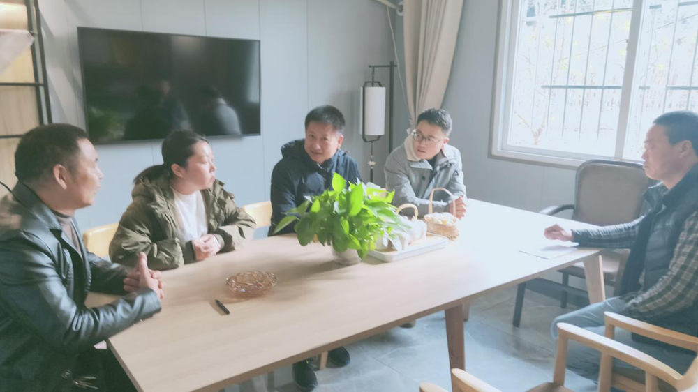 绵阳市涪城区商务局到联系村开展暖冬“送温暖、送关爱”活动