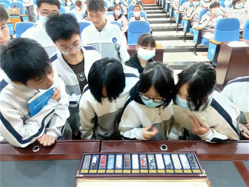 华蓥市禁毒办开展禁毒防艾进校园活动