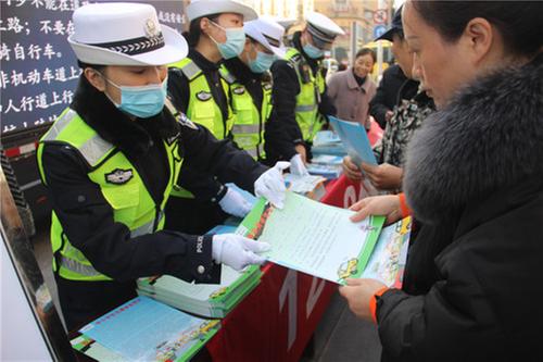邻水县交警大队开展“全国交通安全日”宣传活动